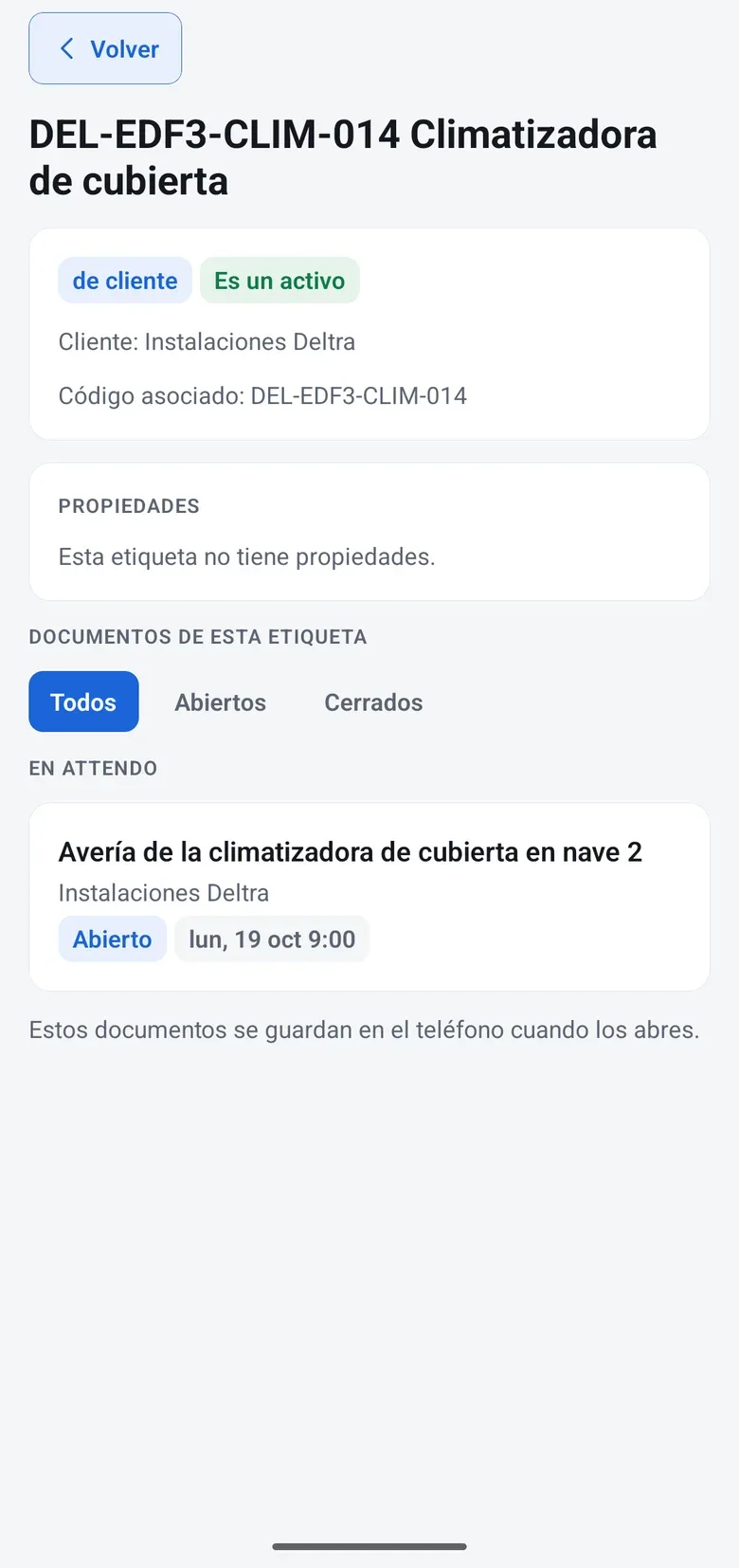Ficha de la etiqueta de un equipo en la app de attendo: climatizadora de cubierta de un cliente, marcada como activo, con sus documentos abiertos y cerrados